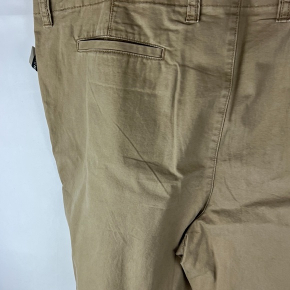 NWT: old navy Straight Lived-In Khaki Non-Stretch Shorts for Men (48) - Picture 11 of 13